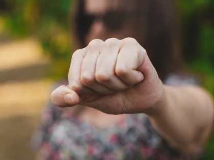 Anchetă după apariţia unor imagini cu o fată bătută de o tânără în timp ce tatăl agresoarei filma