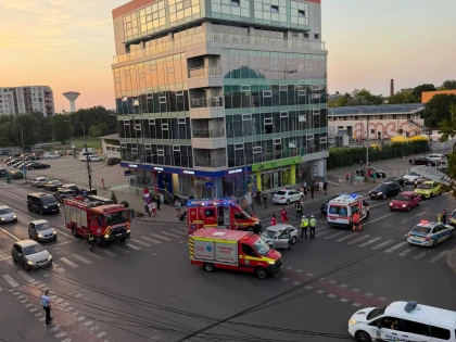 Anchetă la IPJ Arad: Agentul aflat la volanul mașinii de poliție implicată în accident cu trei răniți ar fi condus cu viteză excesivă
