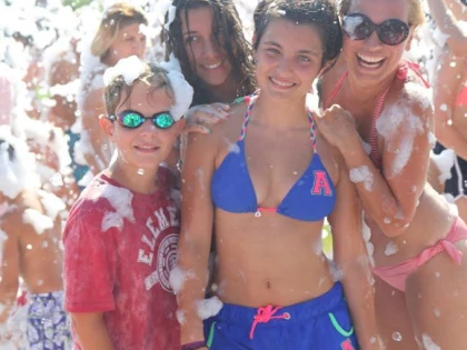 ANDREEA ESCA SI FIICA EI, RAPITOARE IN COSTUME DE BAIE!