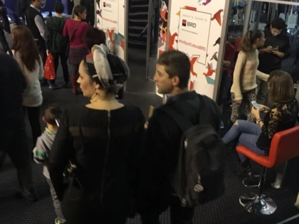ANDREEA MARIN, INTR-O TINUTA NEPOTRIVITA LA TARGUL DE CARTE GAUDEAMUS