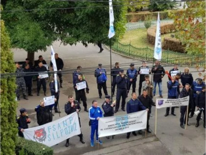 Angajații Penitenciarului Arad au protestat în fața Prefecturii ... Bihor