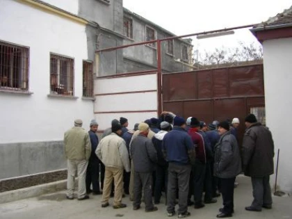 ANGAJAȚII PENITENCIARULUI TIMIȘOARA PROTESTEAZĂ ȘI CER DEMISIA MINISTRULUI JUSTIȚIEI