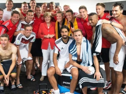 ANGELA MERKEL A FELICITAT ECHIPA GERMANIEI, LA VESTIARE, DUPA MECIUL CU PORTUGALIA