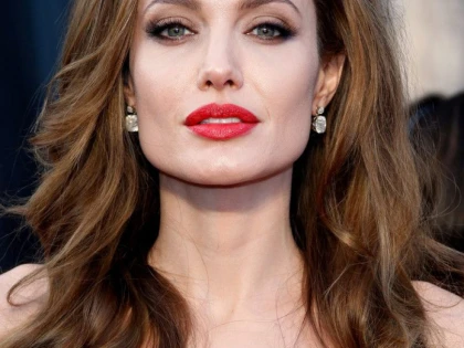 ANGELINA JOLIE, ÎNTR-O RELAŢIE CU UN MILIARDAR ÎNSURAT