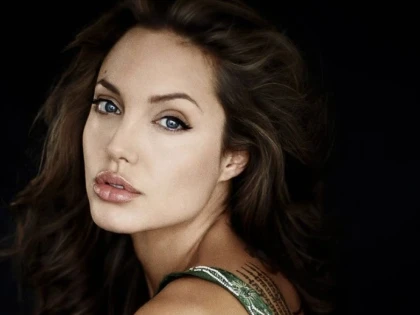 Angelina Jolie și-a concediat fratele