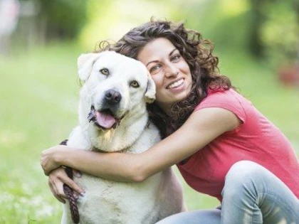 ANIMALELOR DE COMPANIE NU LE PLACE SĂ FIE ÎMBRĂȚIȘATE