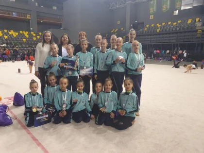 Ansamblurile de gimnastică ritmică ale CSM Arad rămân în top: un titlu național și încă trei medalii de argint! (FOTO)