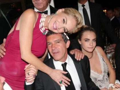 ANTONIO BANDERAS SI SHARON STONE PAR DIN CE IN CE MAI APROPIATI