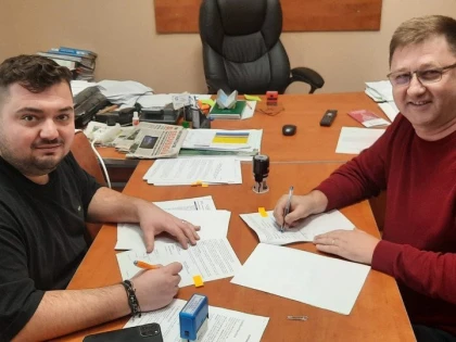 Anul a început în forță, la Secusigiu: S-au semnat contractele pentru asfaltarea străzilor și reabilitarea școlii din Sânpetru German
