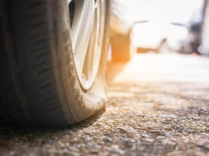Anvelopele a zeci de autoturisme au fost tăiate, azi noapte, pe strada Miron Costin