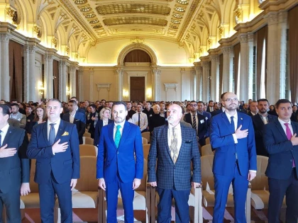 Apicultorul Falcă mângâie pe cap albinuțele liberale!