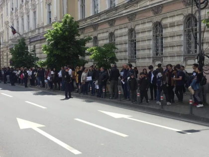 Aplaudacii PNL plătiți din bani publici, scoși în stradă s-o înjure pe Viorica Dăncilă