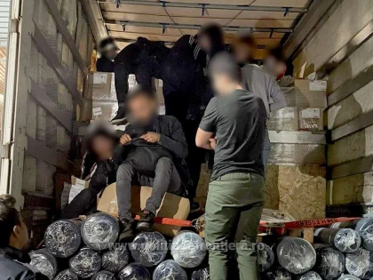 Aproape 100 de migranți, ascunși printre mărfurile din TIR-uri