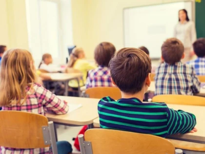 Aproape 2.000 de elevi din Arad ar putea să rămână cu mediile neîncheiate în primul semestru