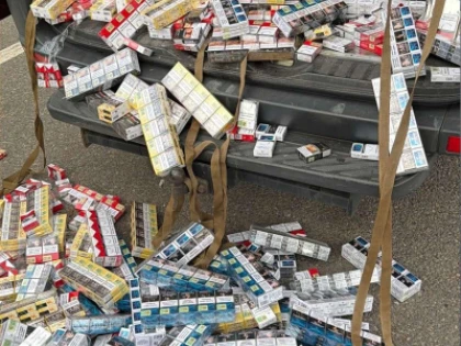 Aproape 2.900 de pachete de țigări, ascunse într-un microbuz la Nădlac. Marfa, în valoare de peste 88.000 de lei, a fost confiscată