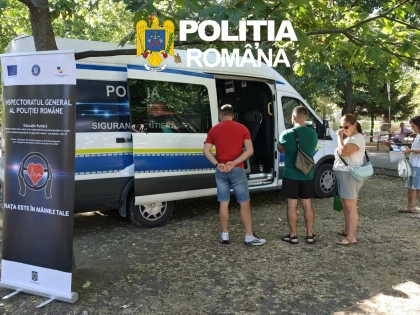 Aproape 300 de copii și adulți, informați de polițiști despre siguranța în școală și în trafic