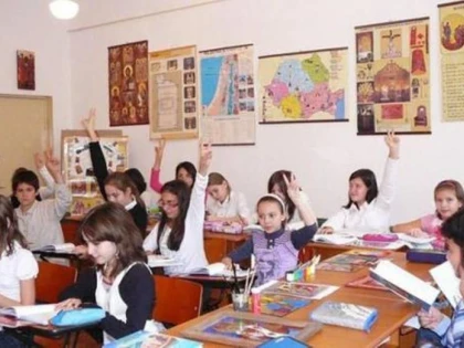 Aproape 4000 de burse acordate elevilor arădeni pentru anul şcolar 2017-2018