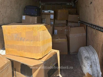 Aproape 8.000 de haine contrafăcute au fost confiscate în județul Arad. Marfa valorează circa 950.000 de lei