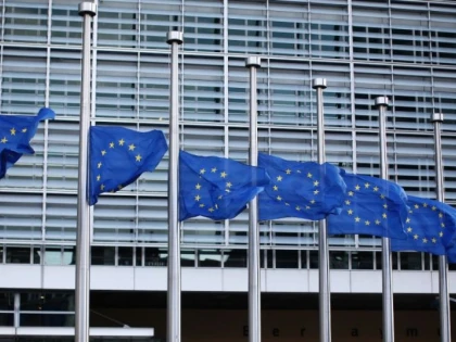 Aproape jumătate dintre români cred că România ar trebui să aleagă UE în disputele cu SUA