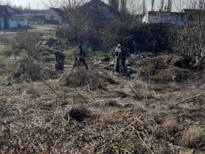 Aproape patru tone de deșeuri au fost strânse de asistații sociali și de către cei care trebuie să presteze munca în folosul comunității