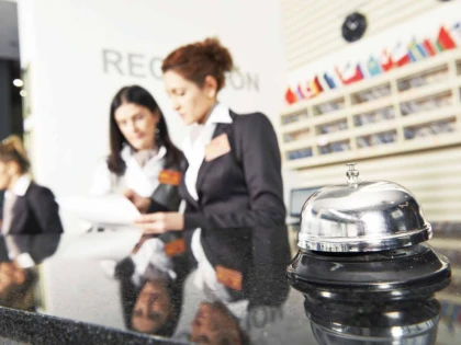 Aproximativ 100.000 de angajaţi din industria hotelieră ar putea să fie concediaţi până la finalul anului în România