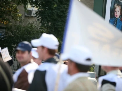 Aproximativ 200 de medici au protestat în fața Prefecturii Arad