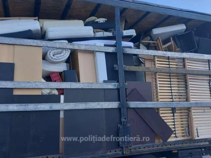 Aproximativ 22 de tone de deșeuri, oprite la intrarea în țară