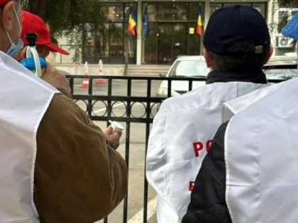 Aproximativ 400 de angajaţi ai Poştei au protestat la Arad pentru salarii mai mari