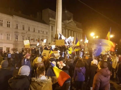 Aproximativ 5000 de arădeni au ieșit în stradă, în a patra zi de proteste