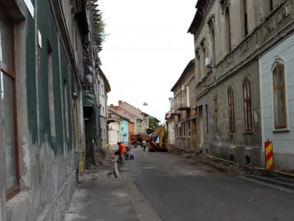 ARAD - CAPITALA BORDURILOR 2015: TEATRUL VECHI SE DARAMA, PRIMARIA REABILITEAZA TROTUARUL PE CARE NU CIRCULA NIMENI