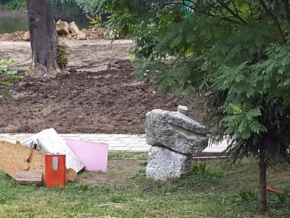 ARAD - CAPITALA CULTURALA: SCULPTURILE DE PE MALUL MURESULUI AU AJUNS LA GUNOI (FOTO)