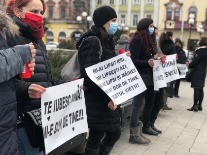 Arad: Manifestaţie de comemorare a victimelor COVID-19 cu participarea rudelor unor decedaţi