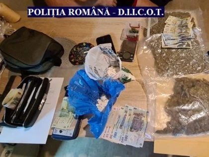 Arădean de 26 de ani, prins în timp ce vindea droguri. Ce au găsit polițiștii la locuințele lui