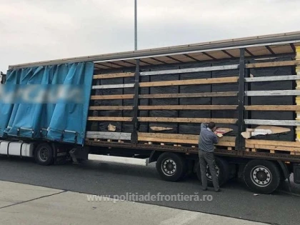 Arădean de 30 de ani, reținut după ce a încercat să intre în țară cu TIR-ul încărcat cu ţigări de contrabandă