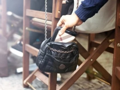 Arădean de 48 de ani, prins după ce a furat o poșetă dintr-un coafor