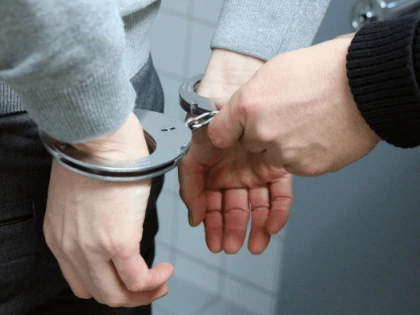 Arădean reținut pentru șantaj și hărțuire, după ce a cerut bani pentru „protecție”