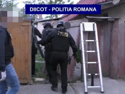 Arădeancă bănuită de acte de terorism, ridicată de mascați!