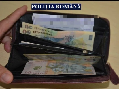 Arădeancă de 60 de ani, prinsă în timp ce fura portofelul unei femei de 70 de ani
