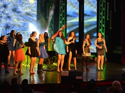 ARADEANCA MIRELA BORODI A CANTAT SI INCANTAT LA FESTIVALUL DE MUZICA USOARA DE LA ORADEA (VIDEO)