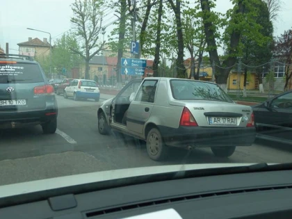 Arădeanul care umblă fără uşă la maşină face furori prin oraş (FOTO)