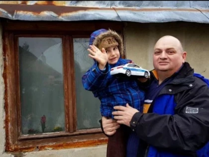 Arădeni cu fainoșag la purtător. Povestea băiețelului de 4 ani, părăsit de părinți și salvat de oameni cu suflet mare