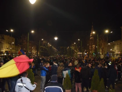 Arădenii, a treia seară în stradă (video)