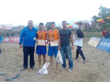 ARADENII AU DEBUTAT CU DREPTUL IN NOUL SEZON DE VOLEI PE PLAJA