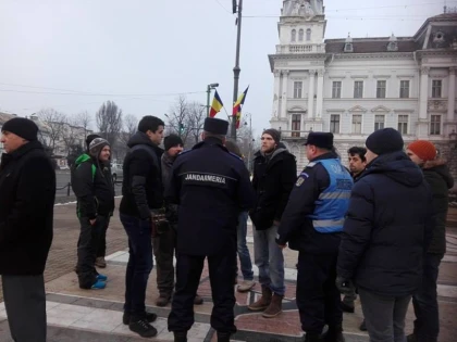 Arădenii au mers în număr mic la mitingul organizat în faţa Primăriei