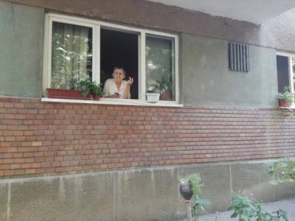 Arădenii care s-au trezit cu hoţul în casă contrazic Poliţia. „Am sunat la 112”