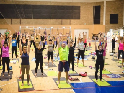 Arădenii încearcă să intre în Cartea Recordurilor, cu cei mai mulți sportivi amatori care fac 500 de genoflexiuni, consecutiv!
