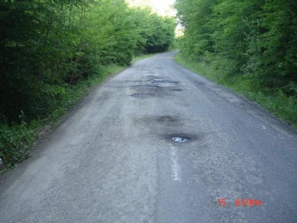 Arădenii, revoltaţi pe CJA din cauza asfaltărilor de proastă calitate (FOTO)