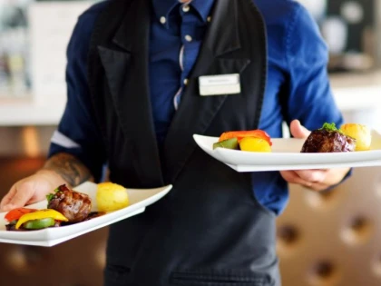 Aradul intră în scenariul verde: restaurantele, cafenelele, teatrele, cinematografele, jocurile de noroc, pot funcționa la 50% din capacitate