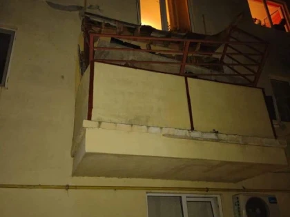 Aradul lucrului bine făcut: balconul unui bloc, recepționat cu mare fast anul trecut, s-a prăbușit