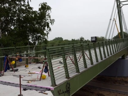 ARADUL LUCRULUI BINE FACUT: SAMPANIE SI ARTIFICII PENTRU PASARELA PESTE MURES, FINALIZATA CU UN AN INTARZIERE